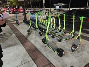 fiscalização de trânsito em Balneário Camboriú,agentes de trânsito em BC,veículos autopropelidos removidos,patinetes estacionados irregularmente,Avenida Brasil BC,Avenida Atlântica BC,fiscalização de fim de semana,segurança viária em Balneário Camboriú,condução agressiva,motocicleta removida,Honda CB250F Twister ABS,escapamento alterado,licenciamento vencido,infrações de trânsito,mobilidade urbana,fiscalização de patinetes,remoção de veículos