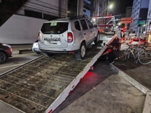 fiscalização de trânsito em Balneário Camboriú,agentes de trânsito em BC,veículos autopropelidos removidos,patinetes estacionados irregularmente,Avenida Brasil BC,Avenida Atlântica BC,fiscalização de fim de semana,segurança viária em Balneário Camboriú,condução agressiva,motocicleta removida,Honda CB250F Twister ABS,escapamento alterado,licenciamento vencido,infrações de trânsito,mobilidade urbana,fiscalização de patinetes,remoção de veículos