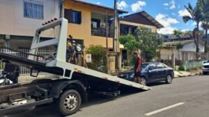 motocicleta removida,motocicleta na contramão,licenciamento vencido,fiscalização de trânsito,agentes de trânsito,Honda CG 160 Fan,multas de trânsito,débitos de motocicleta,veículo removido ao pátio,infração de trânsito,segurança viária,abordagem de trânsito,trânsito irregular,telefone 153,fiscalização de motocicletas,licenciamento de veículos,autuação de trânsito