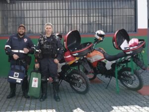 SAMU de Balneário Camboriú,SAMU Balneário Camboriú,motolâncias em Balneário Camboriú,novos veículos do SAMU,18 atendimentos do SAMU,atendimento pré-hospitalar,enfermeiros nas motolâncias,suporte intermediário de vida,saúde pública em Balneário Camboriú,saúde em Santa Catarina,SAMU no Litoral Norte de SC,investimento em saúde pública,novas motos do SAMU,Yamaha Lander 250 SAMU,Hospital Divinense Service,Secretaria de Saúde de Balneário Camboriú,atendimento de urgência e emergência,reforço do SAMU para o verão,temporada de verão 2026/2027