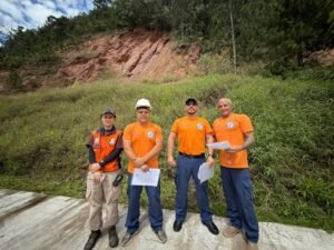 Defesa Civil de Balneário Camboriú,voluntários da Defesa Civil,Defesa Civil BC,atividades práticas da Defesa Civil,treinamento de voluntários,prevenção de desastres,gestão de riscos,áreas de risco em Balneário Camboriú,vistoria na Praia dos Amores,Avenida Ruy Barbosa,desprendimento de pedras,orientação aos moradores,segurança comunitária,resposta a emergências,proteção e defesa civil,voluntariado em Santa Catarina,prevenção de riscos em Balneário Camboriú,ações preventivas