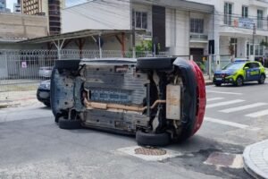 acidente de trânsito em Itajaí,capotamento na Rua 13 de Maio,veículo capota em Itajaí,colisão com carro estacionado,Codetran Itajaí,Coordenadoria de Trânsito de Itajaí,acidente na Rua 13 de Maio Itajaí,acidente no Centro de Itajaí,Volvo XC40 capota em Itajaí,óculos multifocais e direção,lentes multifocais e percepção de distância,dirigir com óculos novos,segurança no trânsito em Itajaí SC,ocorrência de trânsito em Santa Catarina,Central de Operações Integradas Itajaí,Setor de Atendimento a Acidentes de Trânsito,alerta para motoristas Itajaí