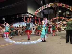 inscrições Desfile Feliz Natal Itapema 2026,Desfile do Feliz Natal 2026,inscrições voluntários Itapema,prazo de inscrição até 30 de outubro,vagas para desfile de Natal,edital Desfile Feliz Natal Itapema,programação de Natal em Itapema,eventos em Itapema em dezembro,Secretaria de Turismo de Itapema,voluntários para desfile de Natal,desfile natalino em Santa Catarina,Feliz Natal Itapema,A Menina da Caixinha de Fósforo,desfile de Natal na Meia Praia,desfile de Natal no Centro de Itapema,inscrição gratuita para desfile,vagas para crianças e adultos,participação voluntária em eventos,edital de Natal Itapema