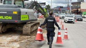 obra de drenagem,drenagem da Avenida do Estado,Balneário Camboriú,obras em Balneário Camboriú,drenagem em Balneário Camboriú,infraestrutura urbana,drenagem urbana em Santa Catarina,sistema de drenagem pluvial,instalação de tubulação,obra pública em Balneário Camboriú,Secretaria de Obras,pavimentação da Avenida do Estado,prevenção de alagamentos,escoamento da água da chuva,melhorias na drenagem,interdição de faixa,trânsito em Balneário Camboriú,Rua São Paulo,BC Trânsito