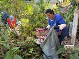 foco de dengue em Balneário Camboriú,dengue na Praia dos Amores,Vigilância Ambiental de Balneário Camboriú,mosquito Aedes aegypti,combate à dengue em Santa Catarina,operação contra a dengue,entulhos retirados em Balneário Camboriú,limpeza de residência na Praia dos Amores,prevenção da dengue,larvas do mosquito da dengue,saúde pública em Balneário Camboriú,riscos sanitários e ambientais,retirada de entulhos,ação conjunta da prefeitura,Secretaria de Saúde de Balneário Camboriú,combate ao mosquito transmissor da dengue,chikungunya e zika,febre amarela e Aedes aegypti,fiscalização ambiental em Balneário Camboriú,prevenção de focos de dengue