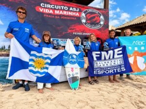 surf de Balneário Camboriú,atletas de surf de Balneário Camboriú,quatro pódios no surf estadual,surf em Florianópolis,Circuito ASJ Vida Marinha de Surf 2026,resultados do surf catarinense,Fundação Municipal de Esportes de Balneário Camboriú,FMEBC,Associação de Surf de Balneário Camboriú,ASBC,Lulu Vivan surf,Nicole Danelon surf,Francisco Nascimento Leipnitz,Praia da Joaquina,campeonato de surf em Santa Catarina,ranking estadual de surf,Federação Catarinense de Surf,Fecasurf,surf feminino de base,surf masculino de base,formação esportiva em Balneário Camboriú,jovens atletas de surf
