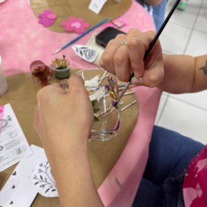 Outubro Rosa em Itapema,UBS Tabuleiro Itapema,oficina de pintura em canecas,atividades do Outubro Rosa,saúde da mulher em Itapema,prevenção do câncer de mama,ações de prevenção à saúde da mulher,Secretaria de Saúde de Itapema,atendimento nas UBS de Itapema,acolhimento na saúde pública,integração entre pacientes e profissionais de saúde,Adriano Pivotto,campanha Outubro Rosa 2026,Dia D Outubro Rosa em Itapema,atendimentos de saúde da mulher,unidades básicas de saúde de Itapema,conscientização sobre câncer de mama,prevenção e cuidados com a saúde feminina,atividades comunitárias em Itapema